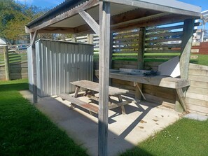 Outdoor dining - Cozy Pet-Friendly Bach – Relax, Unwind or go Fishing! (Kawhia)