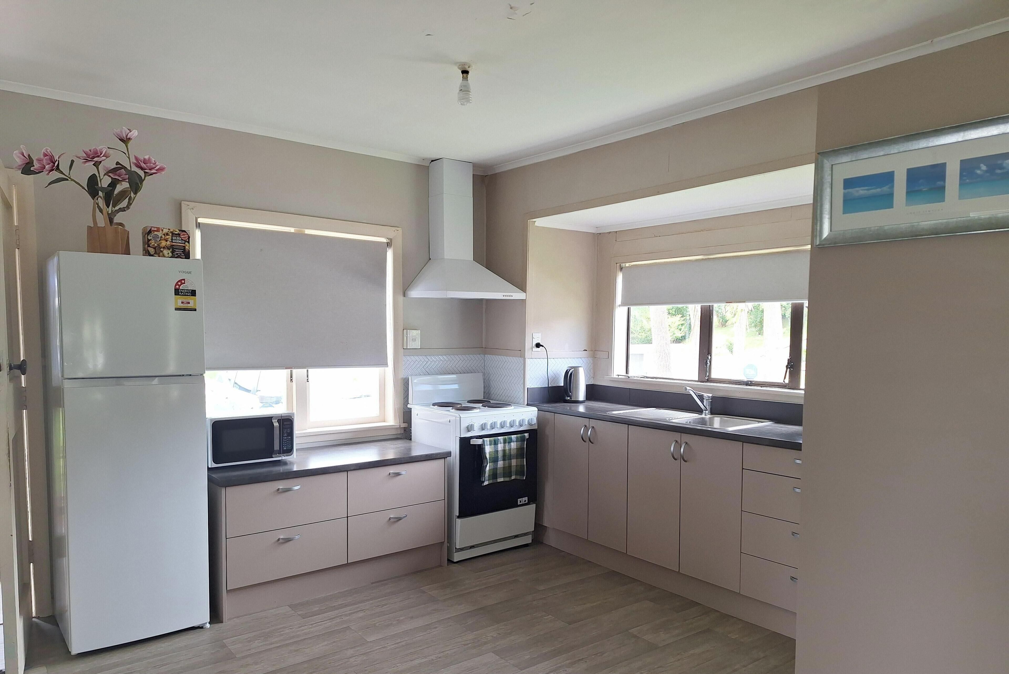 冷蔵庫、電子レンジ、オーブン、コンロ