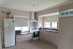 Fridge, microwave, oven, stovetop - Cozy Pet-Friendly Bach – Relax, Unwind or go Fishing! (Kawhia)