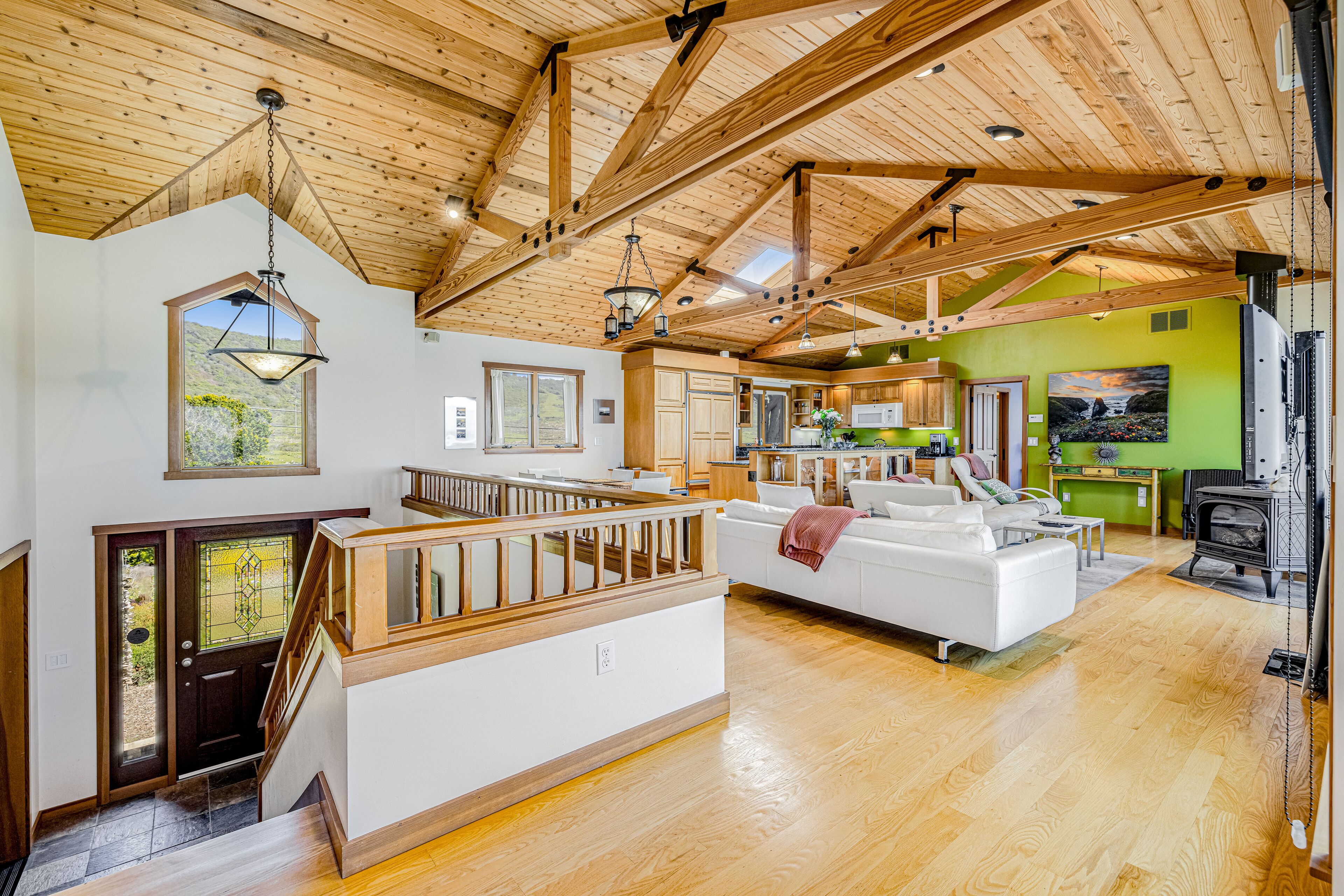 Modern home on bluff over the ocean with private hot tub & three gas fireplaces