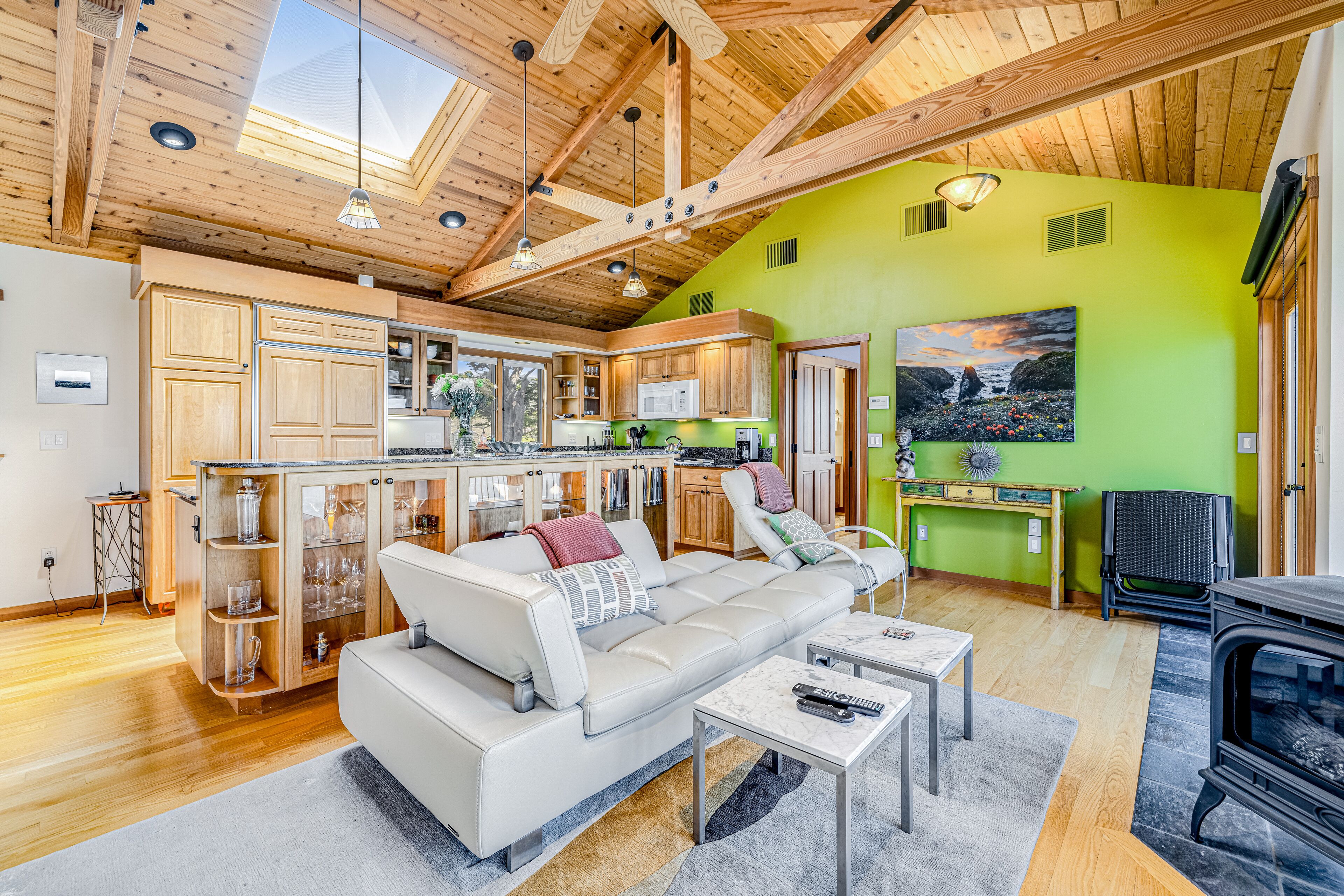 Modern home on bluff over the ocean with private hot tub & three gas fireplaces