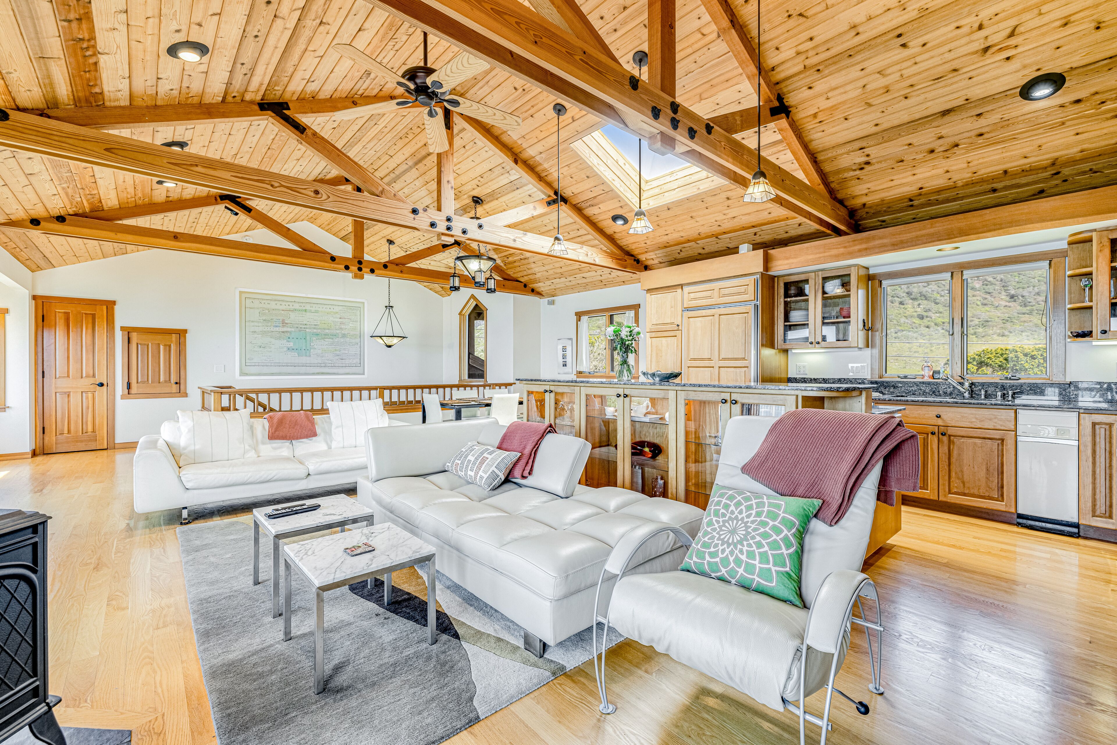 Modern home on bluff over the ocean with private hot tub & three gas fireplaces