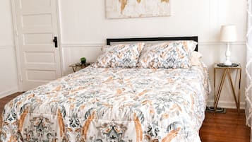 4 bedrooms, desk, iron/ironing board, WiFi (free)