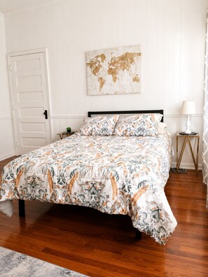 4 bedrooms, desk, iron/ironing board, WiFi (free)