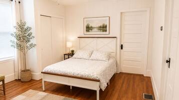 4 bedrooms, desk, iron/ironing board, WiFi (free)