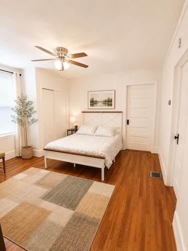 Spacious Thomaston Retreat~Sleeps 10~Families • Work Crews • Weddings