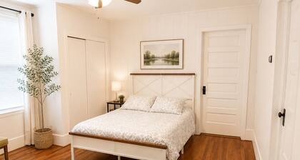 Spacious Thomaston Retreat~Sleeps 10~Families • Work Crews • Weddings