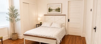 Spacious Thomaston Retreat~Sleeps 10~Families • Work Crews • Weddings
