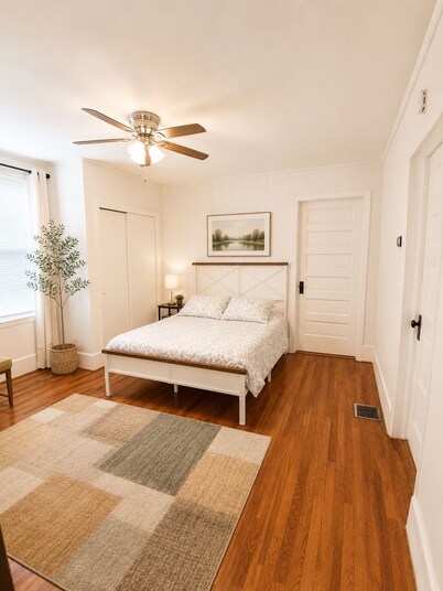 Spacious Thomaston Retreat~Sleeps 10~Families • Work Crews • Weddings