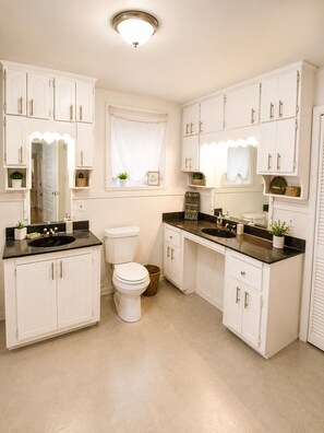 Combined shower/bathtub, free toiletries