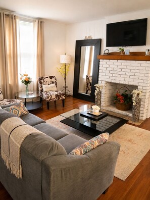 Smart TV, fireplace, stereo