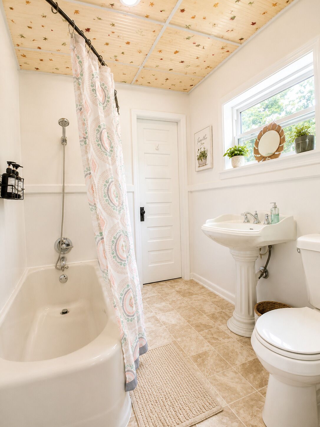 Een bad/douchecombinatie, gratis toiletartikelen