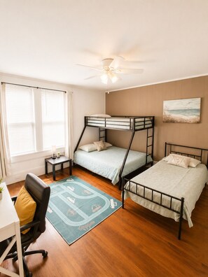 3 bedrooms, desk, iron/ironing board, free WiFi