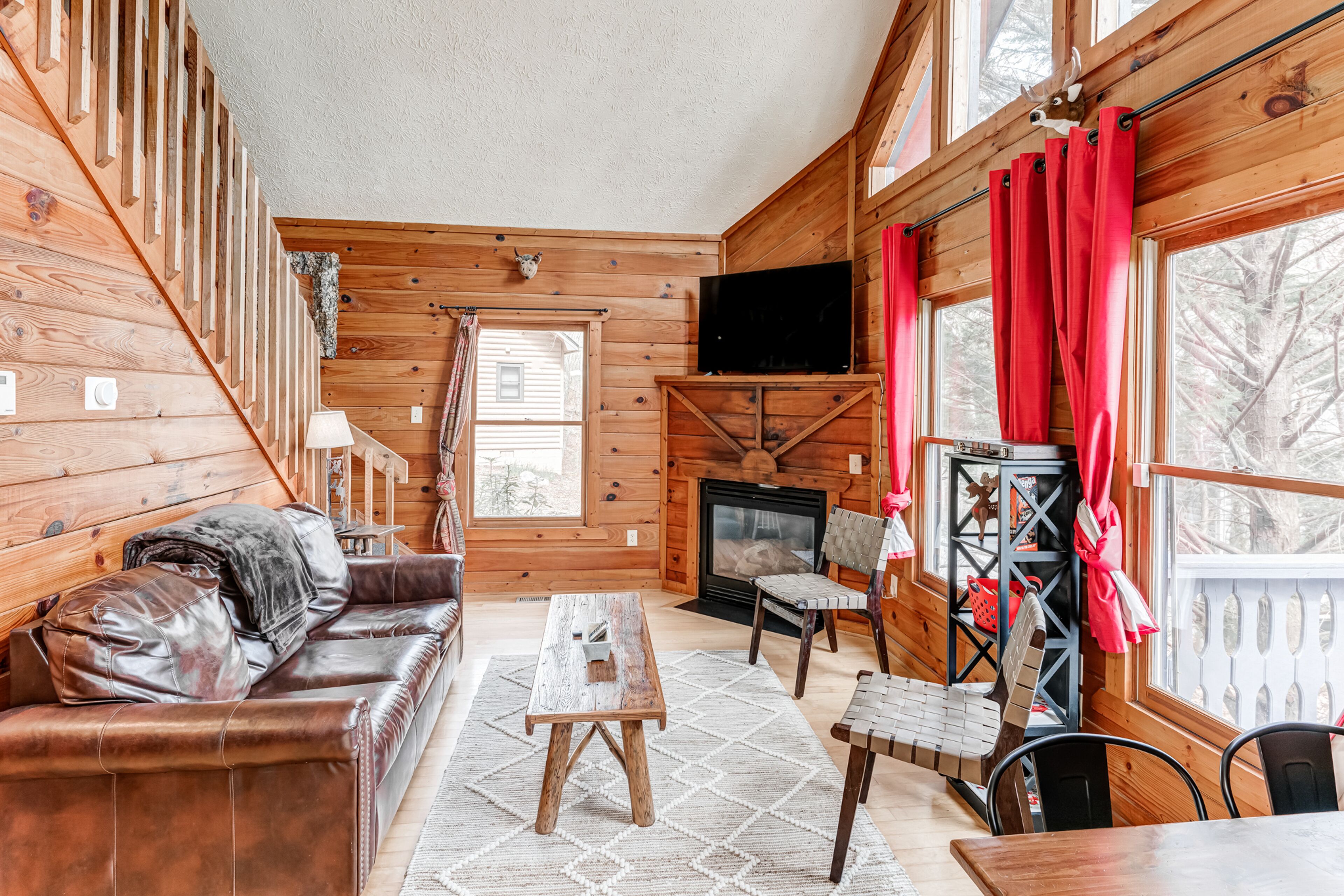 Peaceful, dog-friendly cabin with fireplace & decks - walk to downtown Helen