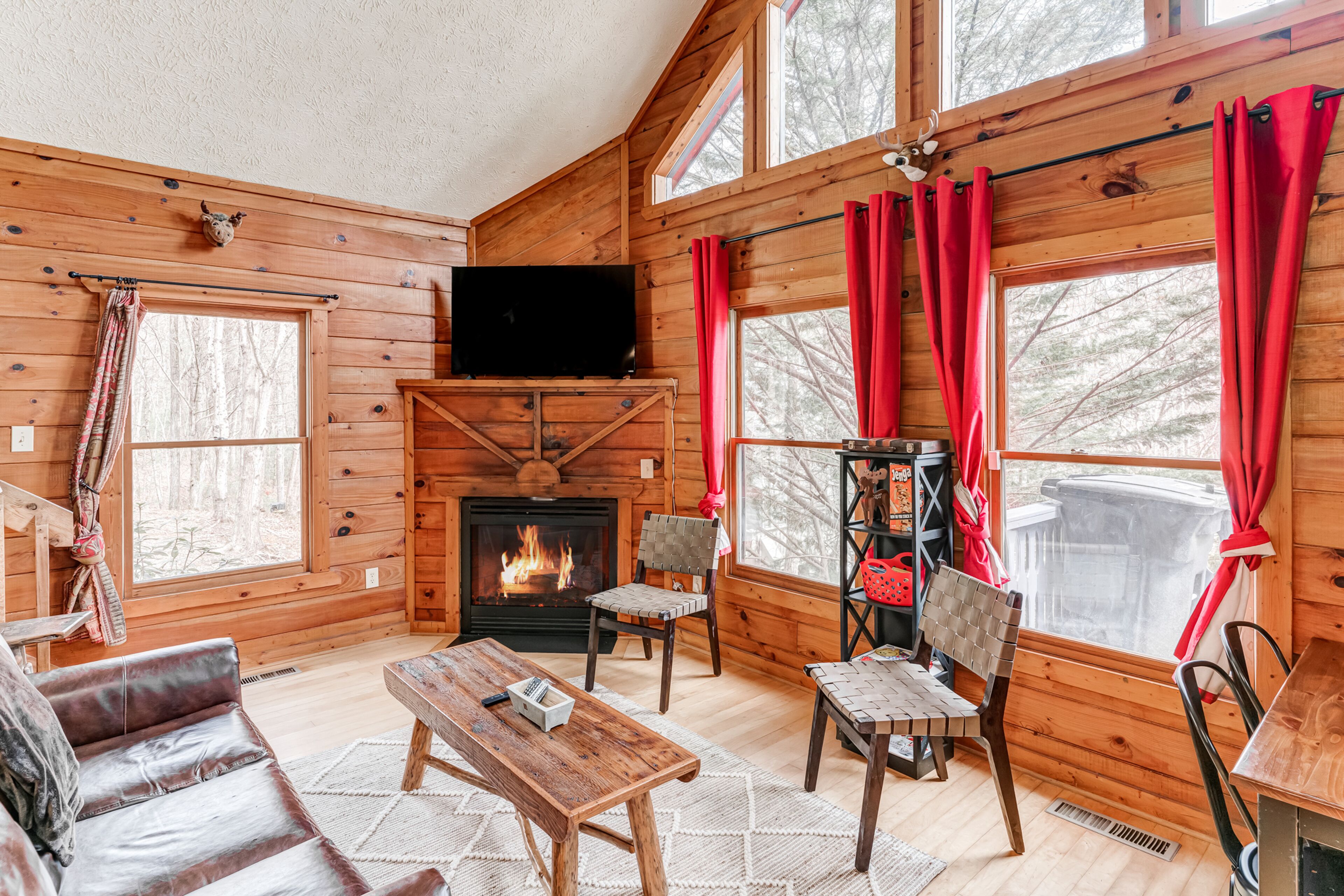 Peaceful, dog-friendly cabin with fireplace & decks - walk to downtown Helen