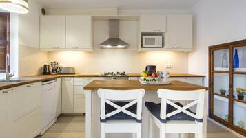 Frigorífico, microondas, horno y lavavajillas