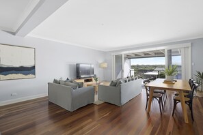 TV - Coastal Charm (Salamander Bay)