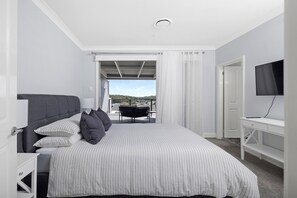3 bedrooms, iron/ironing board, free WiFi, bed sheets - Coastal Charm (Salamander Bay)