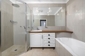 Combined shower/bathtub, hair dryer, towels, soap - Coastal Charm (Salamander Bay)