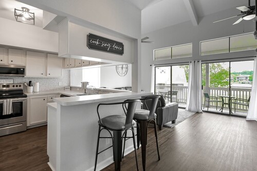 Winter Escape | Lake Conroe Views | Gated April Sound | King Suite | Loft w/ Bunks | Near Dining