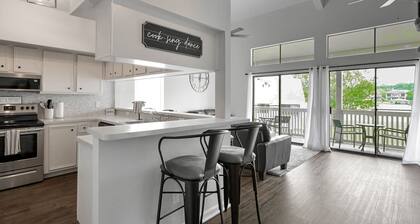 Winter Escape | Lake Conroe Views | Gated April Sound | King Suite | Loft w/ Bunks | Near Dining