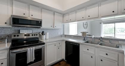 Lake-View Condo with Balcony, Pool, Lake Access, and Fully Equipped Kitchen—Perfect Getaway Spot!