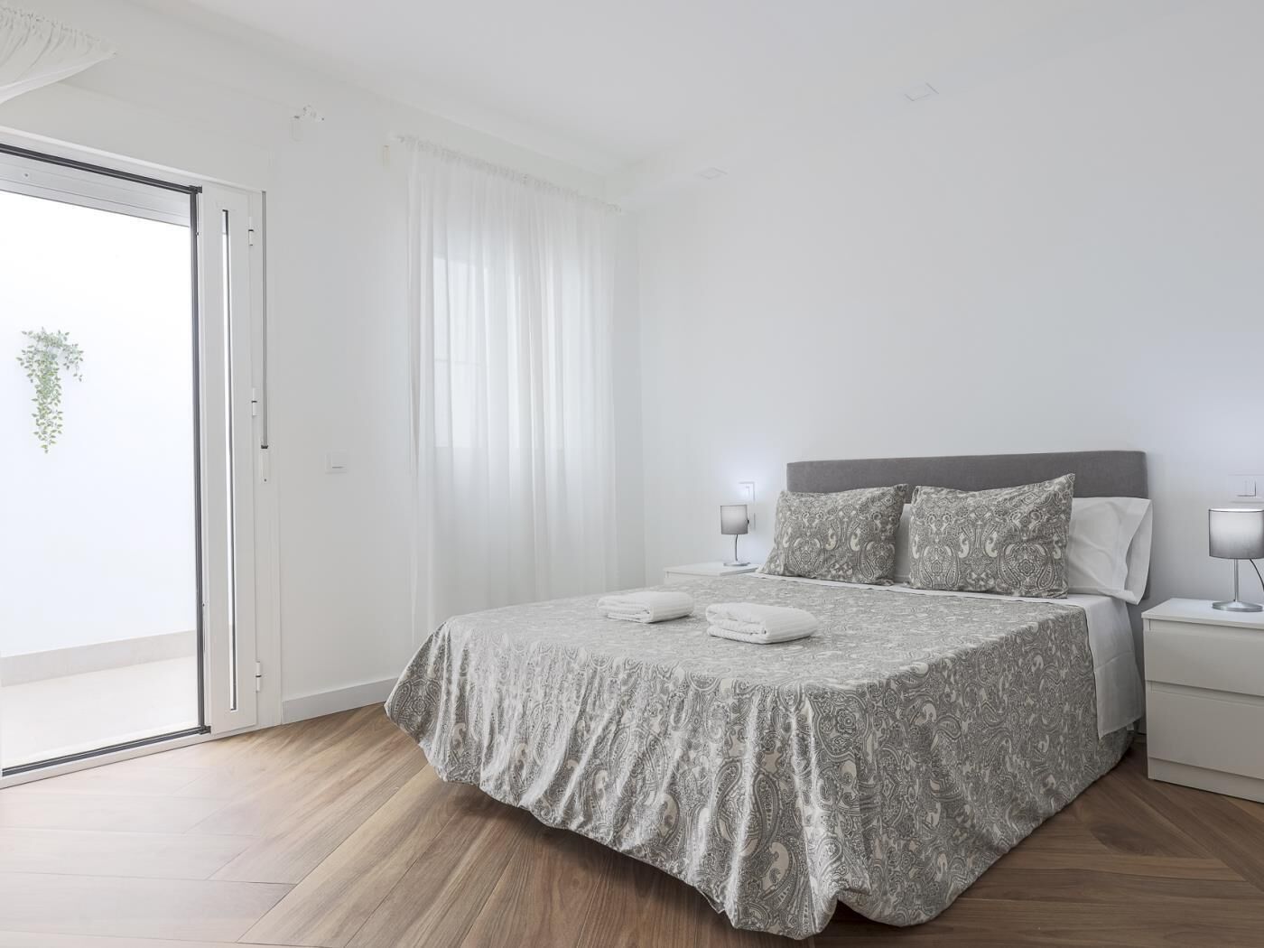 4 slaapkamers, een strijkplank/strijkijzer, internet, beddengoed