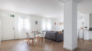 A modern apartment with a dining area, a living room, and a kitchenette. - B-High quality apartment 3 bedrooms, 2 bathrooms pool Alcalá - Aral (Algaba)