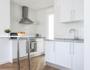 Kühlschrank, Mikrowelle, Ofen, Geschirrspüler