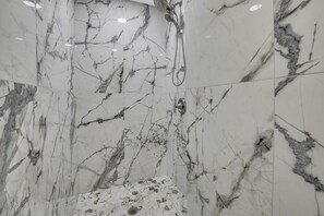 وحدات دش مع أحواض استحمام، مجففات شعر، مناشف، صابون