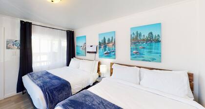 Charming hotel with lakeview, golf, skiing, WiFi, & Netflix