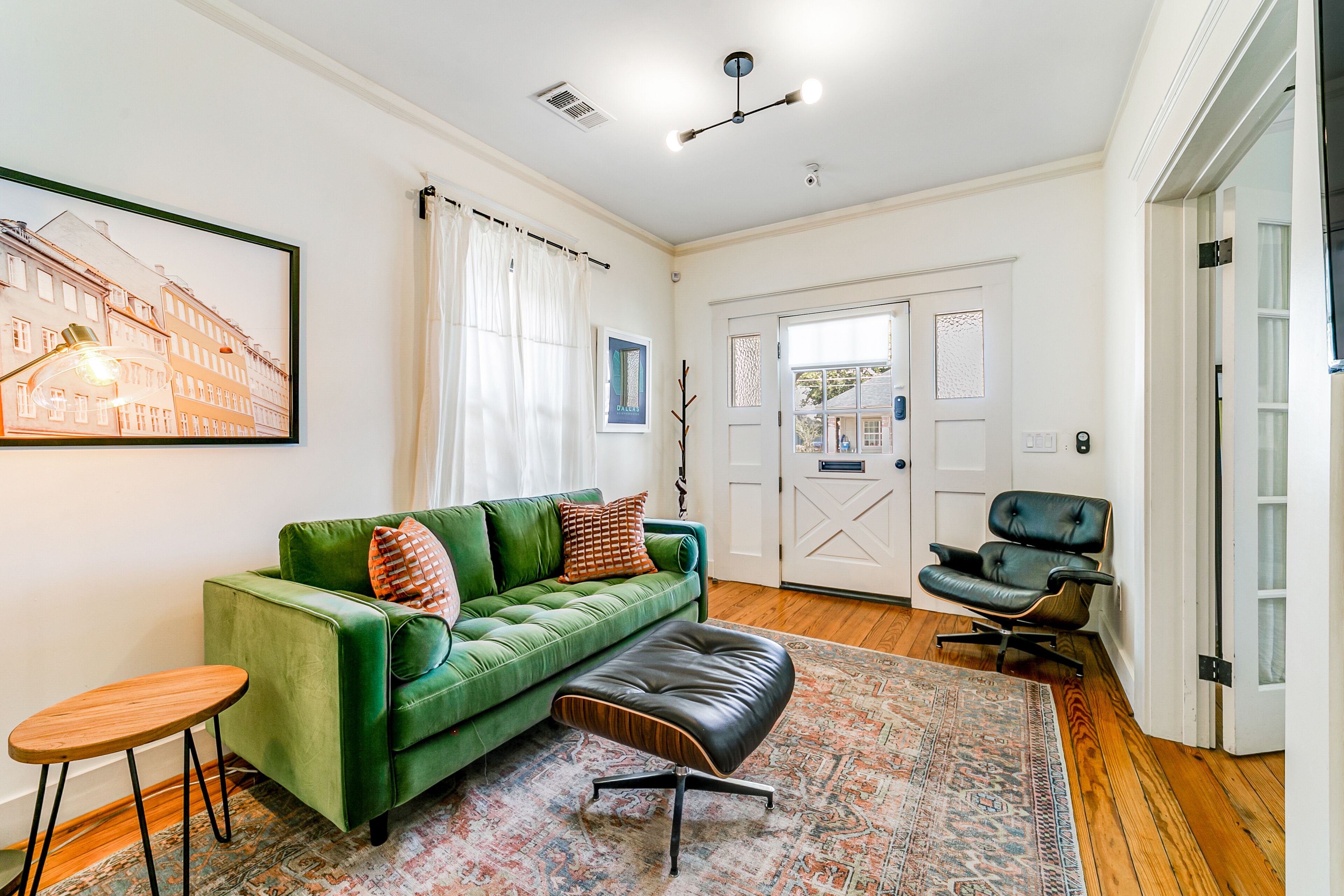 Beautiful bungalow with eclectic art, home office, yard, AC, & WiFi