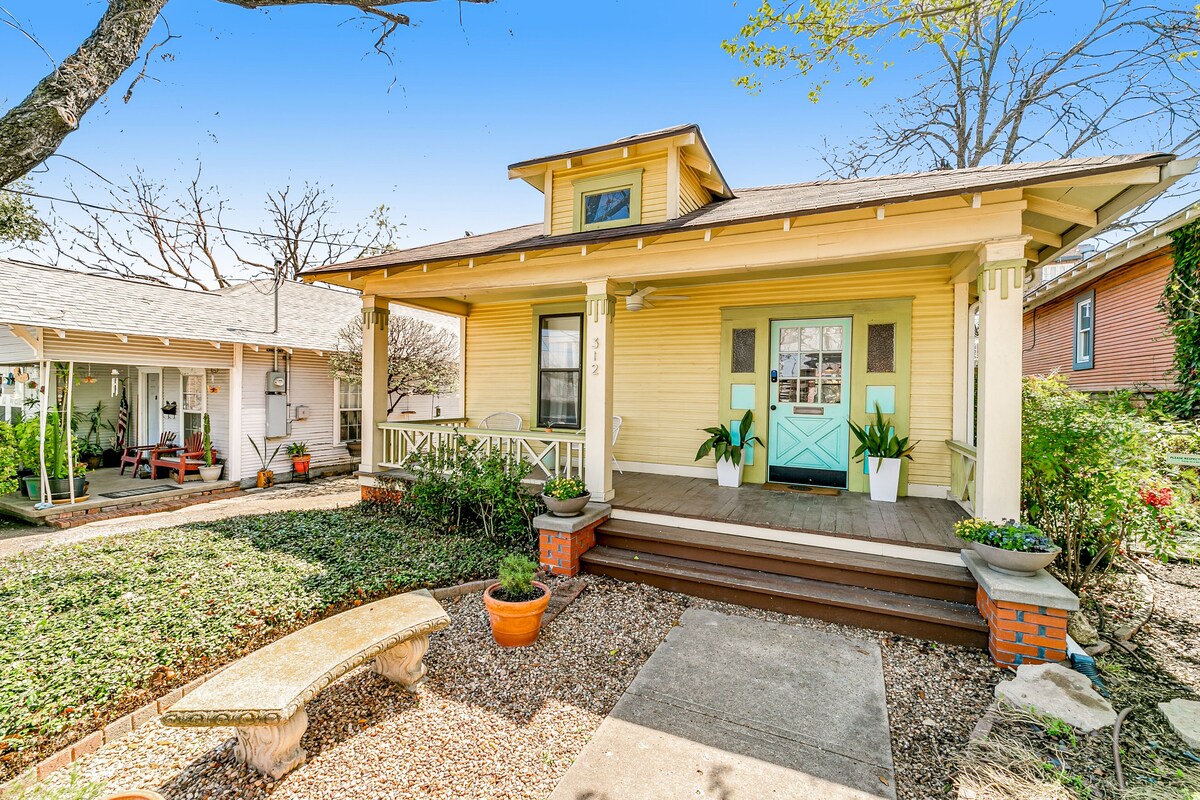Beautiful bungalow with eclectic art, home office, yard, AC, & WiFi