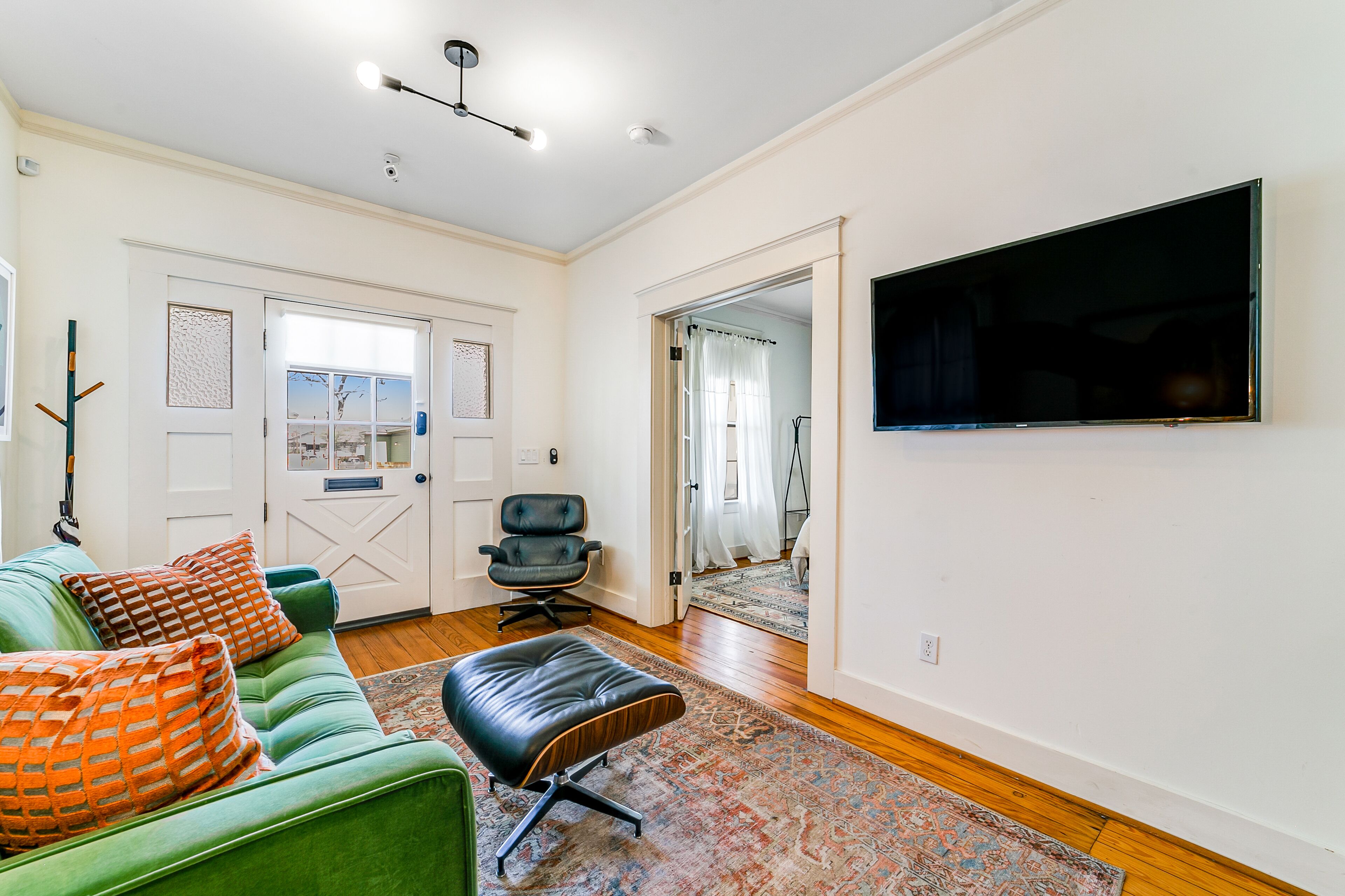 Beautiful bungalow with eclectic art, home office, yard, AC, & WiFi