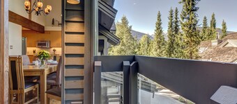 Northern Lights 21 – Ski in Walk out, Private Hot Tub, Fireplace