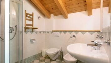 Dusj, hårføner og håndklær