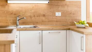 Réfrigérateur, micro-ondes, plaque de cuisson, lave-vaisselle