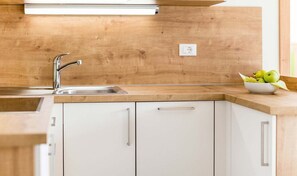 Kühlschrank, Mikrowelle, Herdplatte, Geschirrspüler