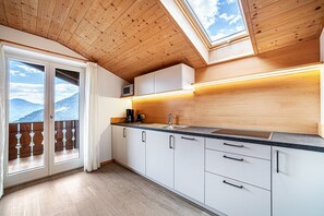 Een koelkast, een magnetron, een kookplaat, een vaatwasser