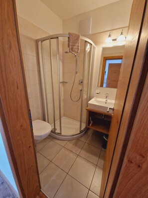 Douche, serviettes fournies