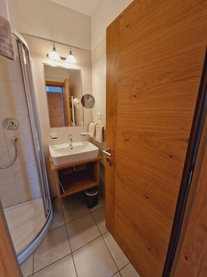 Shower, towels - Holiday Apartment 'Rasnerhof Ferienwohnung Zielspitz' with Moutain View, Balcony & Wi-Fi (Algund)