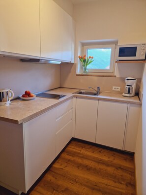 Geladeira, micro-ondas, cooktop, cafeteira/chaleira