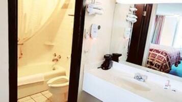 Badkar, hårtork och handdukar