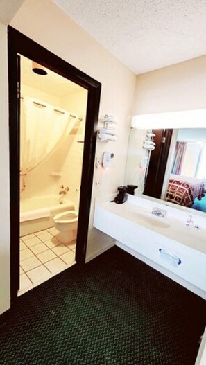 Baignoire, sèche-cheveux, serviettes fournies