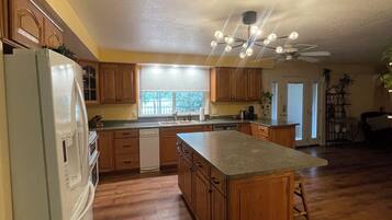 Jääkaappi, mikroaaltouuni, uuni, liesi