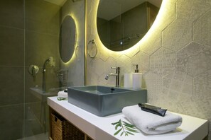 Regadera, secadora de cabello, bidet 