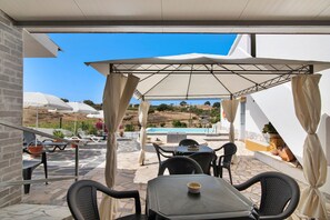 Outdoor dining - Pet-Friendly Villa 'Casa dos Jotas' with Pool & Wi-Fi (Martinlongo)