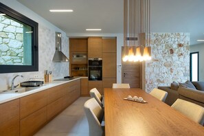 Fridge, microwave, oven, stovetop - Villa Serapias - Modern villa with private pool, close to the seaside in Corfù, Greece (Pithos)