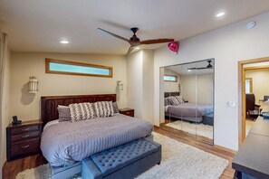2 bedrooms, desk, WiFi, bed sheets