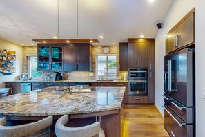 Fridge, microwave, oven, stovetop - Delightful Retreat with Water Views, Fast WiFi, Gas Grill, & Furnished Patio (Lake Oswego)